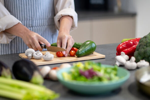 Imagenes mujer cocinando almuerzo cortando verduras