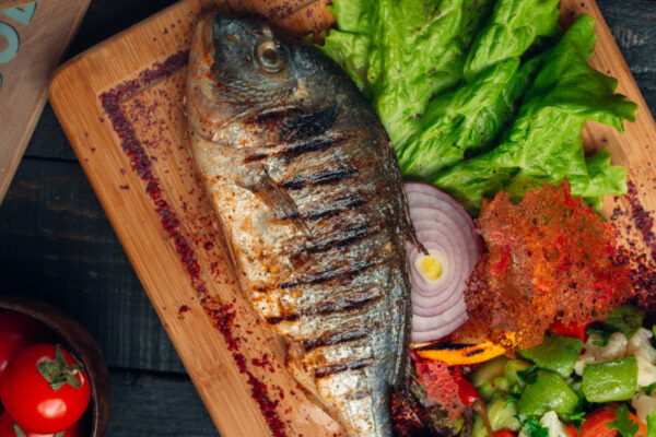 Imagenes pescado parrilla ensalada verduras cebolla espolvoreado zumaque
