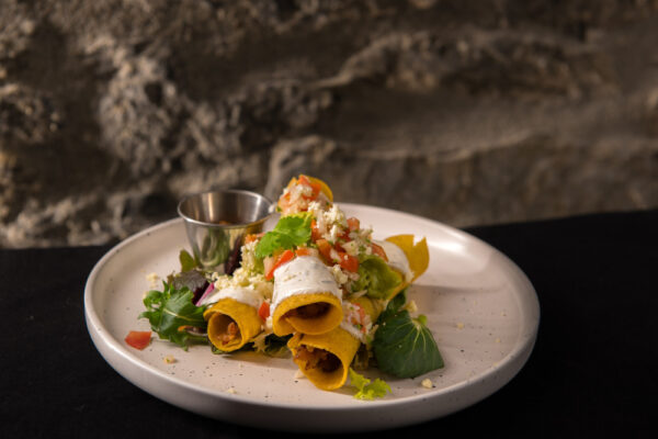 Imagenes toma enfoque selectivo deliciosas flautas cerdo al estilo mexicano placa blanca